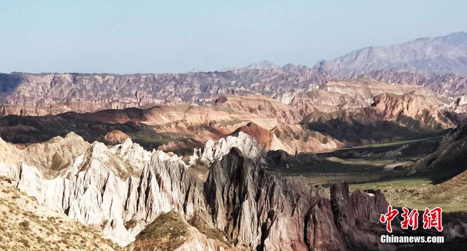 異世界のような景色広がる地質公園「外星谷」が人気観光スポットに　甘粛省