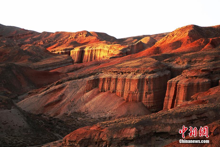 赤い堆積岩が隆起した丹霞地形(撮影・李暁東)。
