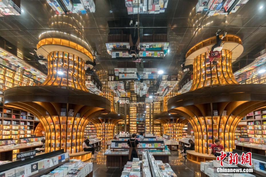 魔法の世界のような上海市の「鐘書閣」書店