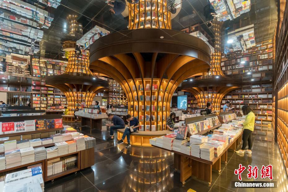 魔法の世界のような上海市の「鐘書閣」書店