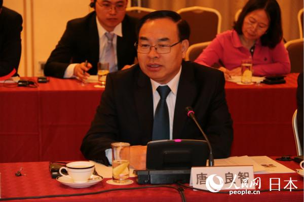 スピーチを行う重慶市委副書記、重慶市人民政府市長の唐良智氏。