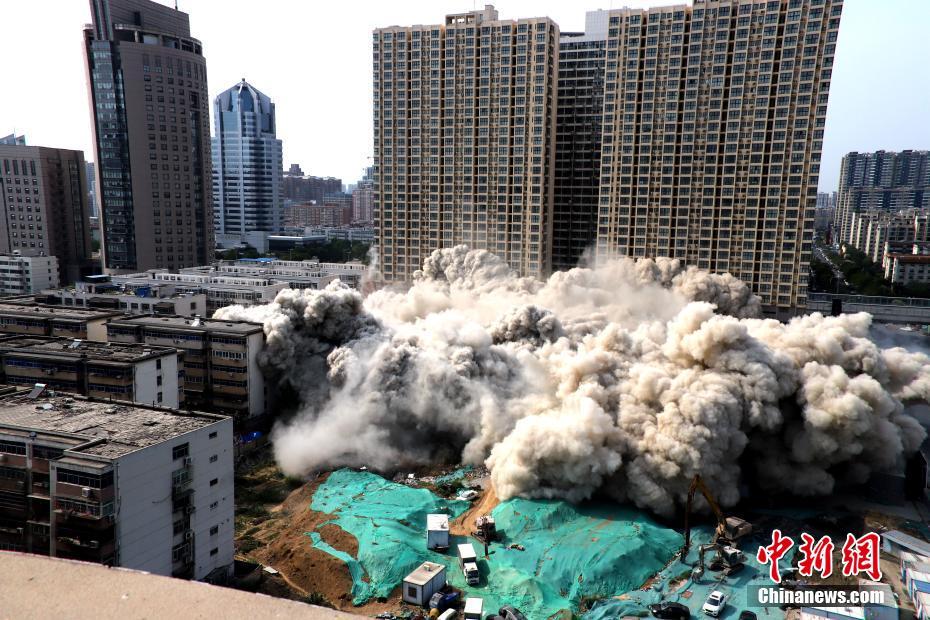 使用爆薬1トン以上！ 鄭州「城中村」のビル2棟を爆破解体 河南省