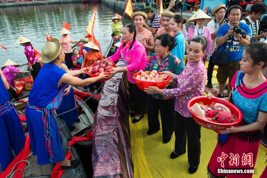 広西チワン族自治区北海市で水上生活者が伝統的な結婚式