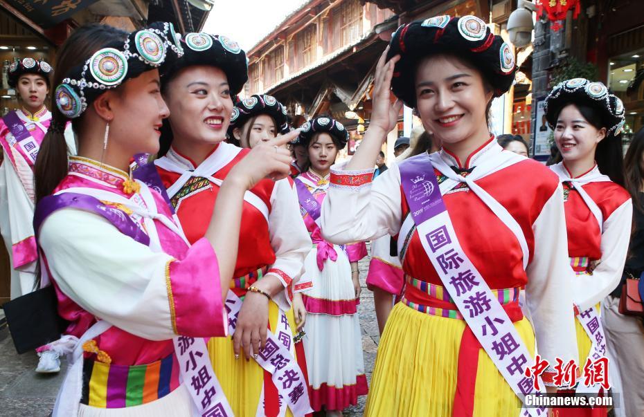 2019ミス・ツーリズム・インターナショナル中国予選出場者が麗江古城を観光
