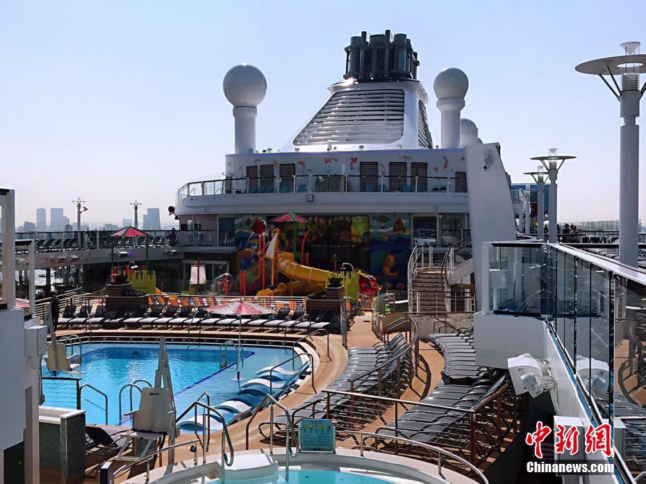 豪華クルーズ船「スペクトラム・オブ・ザ・シーズ」が母港の上海に寄港