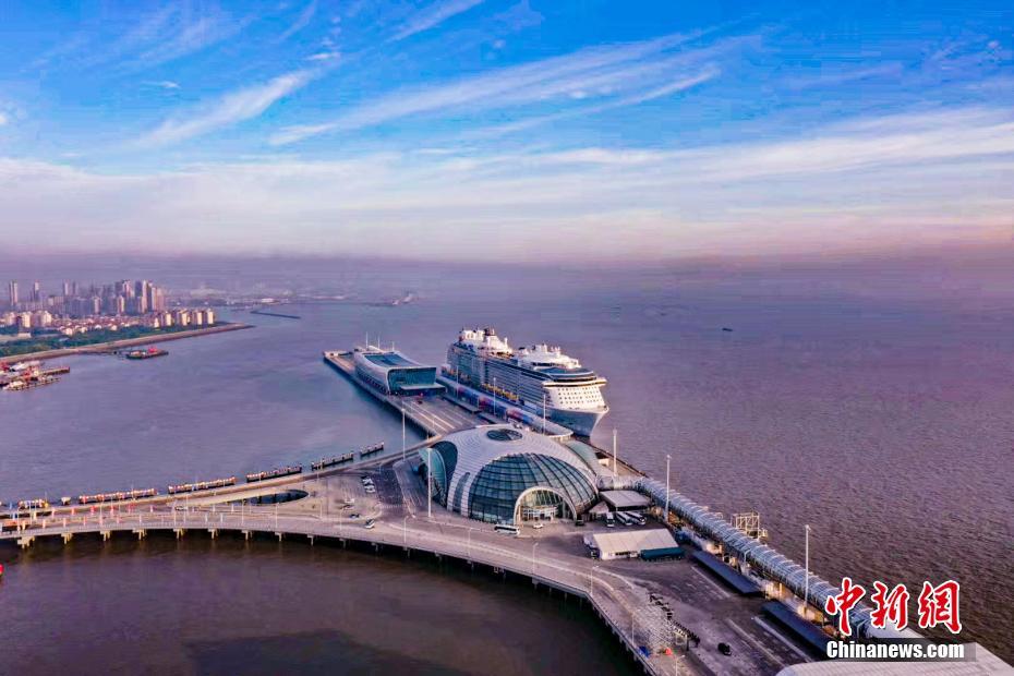 豪華クルーズ船「スペクトラム・オブ・ザ・シーズ」が母港の上海に寄港