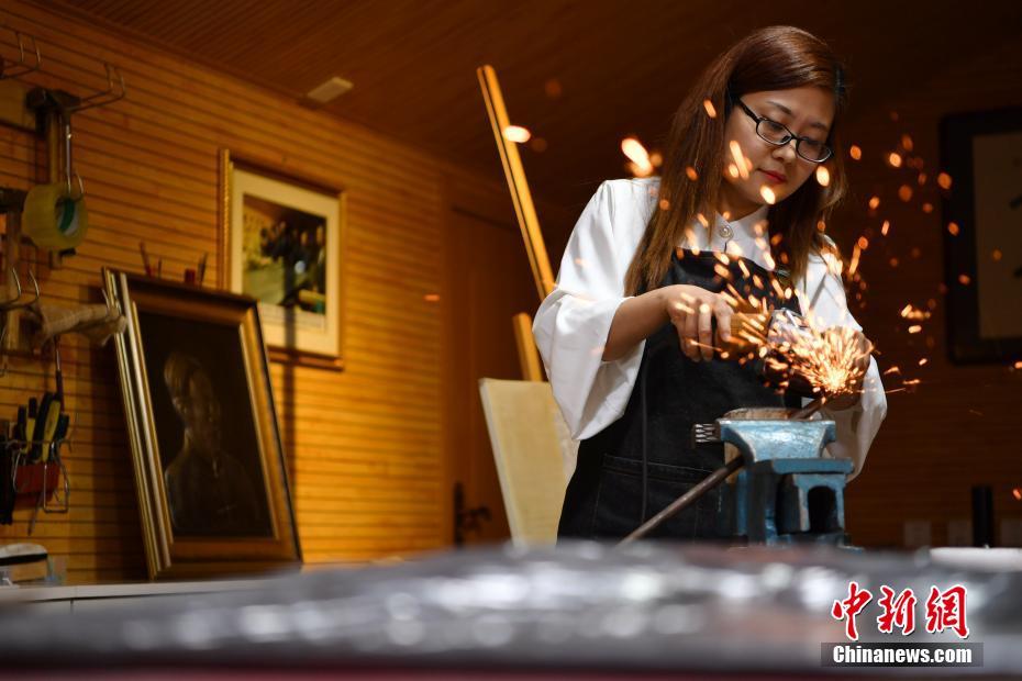 河北省の省級無形文化遺産・鉄板レリーフを受け継ぐ若い女性職人
