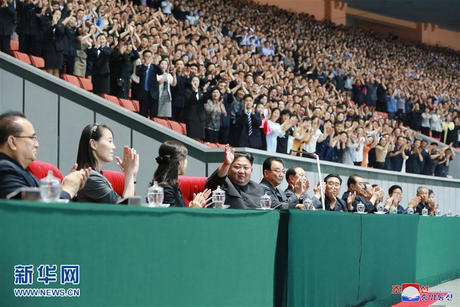 朝鮮中央通信が４日に提供した写真によると、金正恩氏（前列左から4人目）は3日夜、平壌の五一体育場で「人民の国家」の初演の舞台を鑑賞した（写真提供は朝鮮中央通信）。