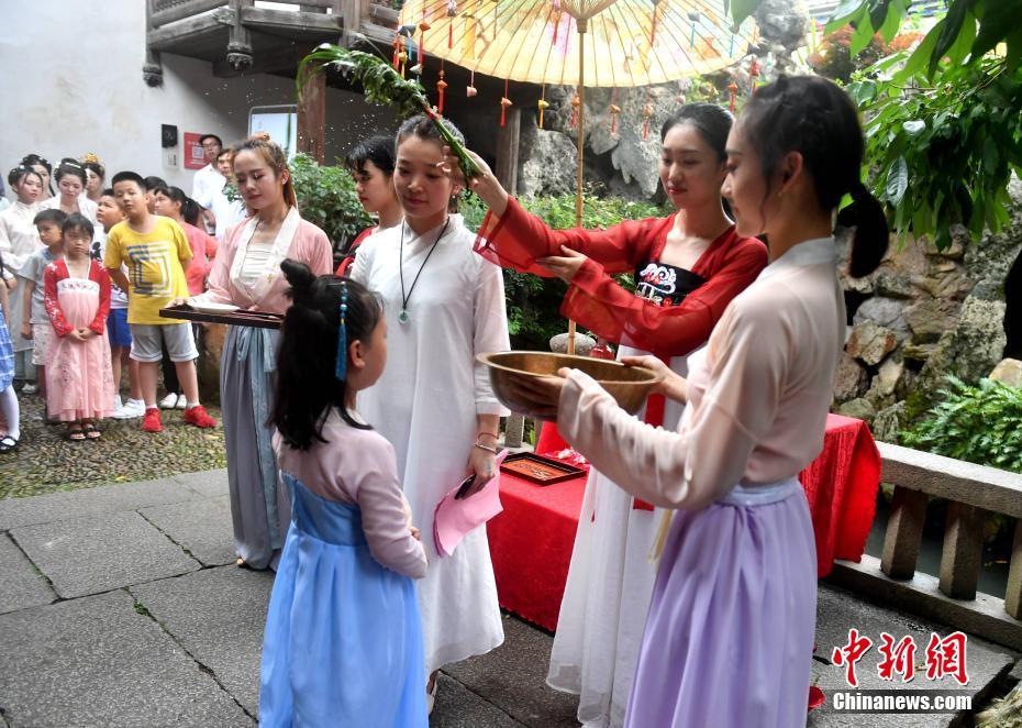 「漢服」姿の女性たちが福州で端午節の風習を再現　福建省