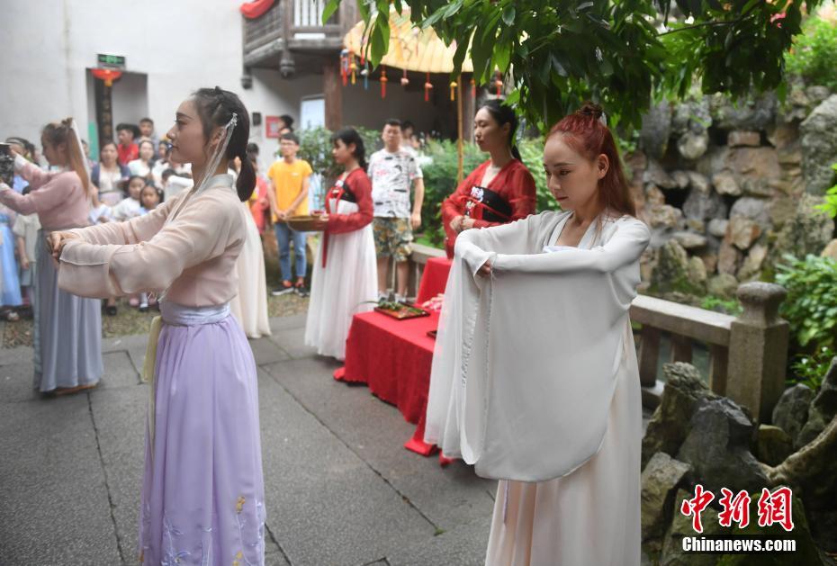 福州で端午節の風習を再現する「漢服」姿の女性たち（撮影・呂明）。  