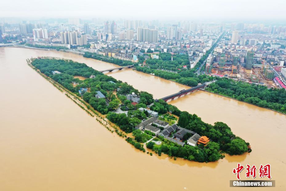 洪水のため四方を水で囲まれた江西省吉安市の白鷺洲書院と白鷺洲中高一貫校（ドローンによる撮影・呉建華）。