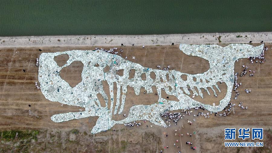 ゴミで作った巨大マッコウクジラで環境保護呼びかけ　江蘇省