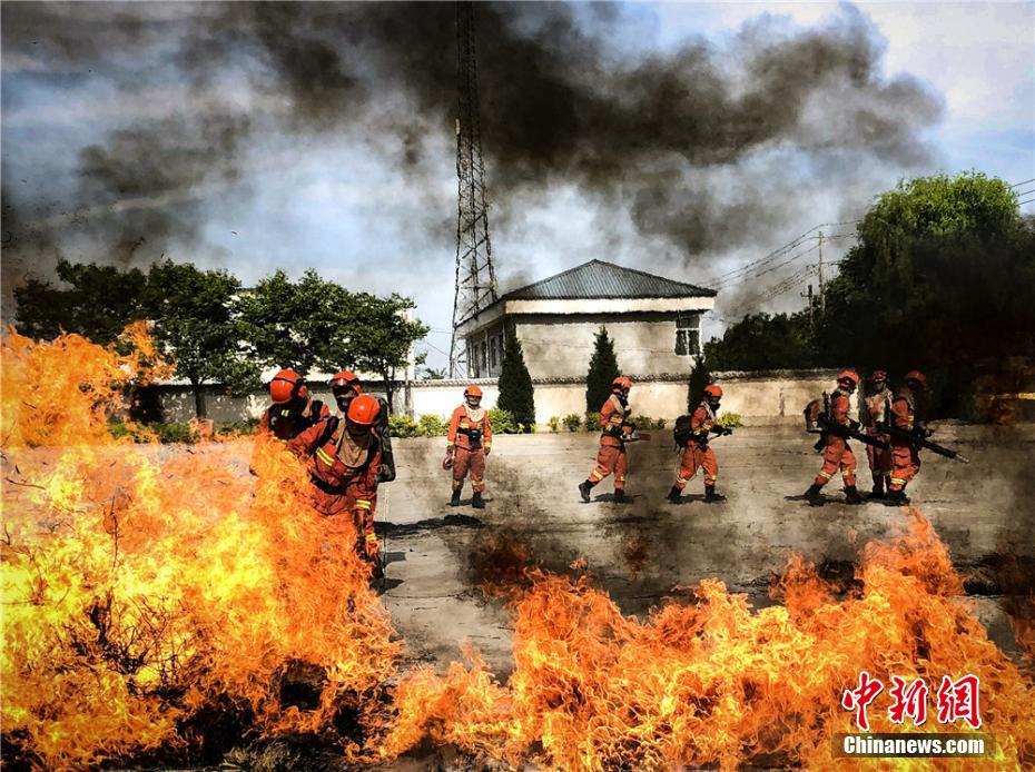 酷暑の中での「極限の訓練」で心技体を鍛え上げる森林消防員