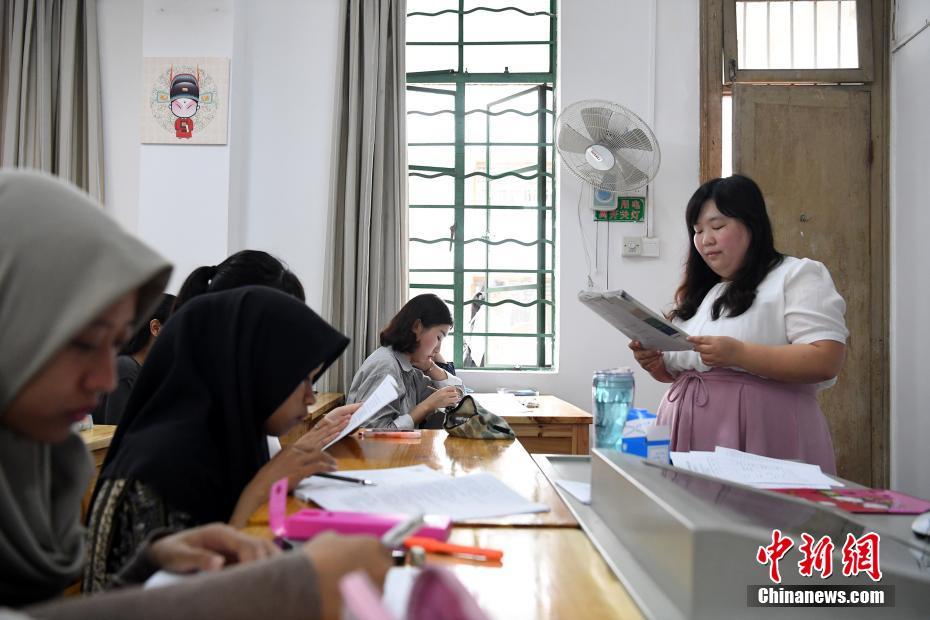 夢を追い求め広西へ　教師として頑張る台湾出身の女性
