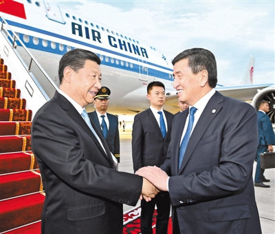 習近平国家主席は12日、キルギス国賓訪問と上海協力機構（SCO）加盟国首脳理事会第19回会議出席のため、特別機でビシュケクに到着した。キルギスのジェエンベコフ大統領がタラップの下で習主席を出迎えた。（撮影・新華社記者謝環馳）