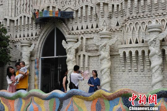 重慶市の街中にヨーロピアンな城が出現？ネットで話題に
