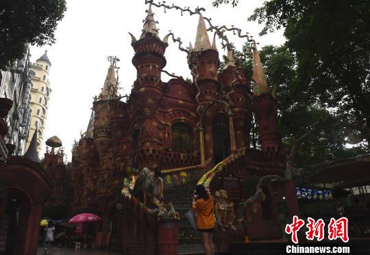 市民たちが観光に押し寄せている重慶市中心部の夢の城のような建物（撮影・周毅）。