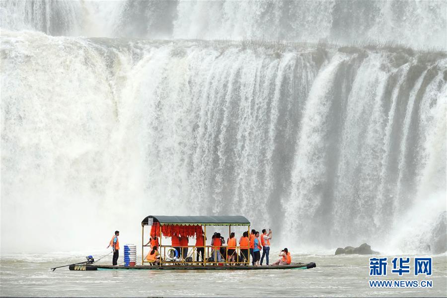 6月11日、竹のいかだで徳天瀑布を観光する観光客（撮影・喻湘泉）。