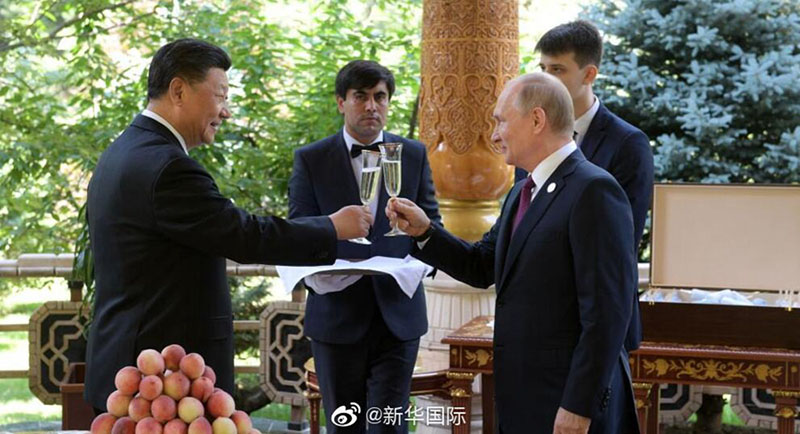 プーチン大統領が自ら出向き習近平国家主席に66歳の誕生日の祝い述べる