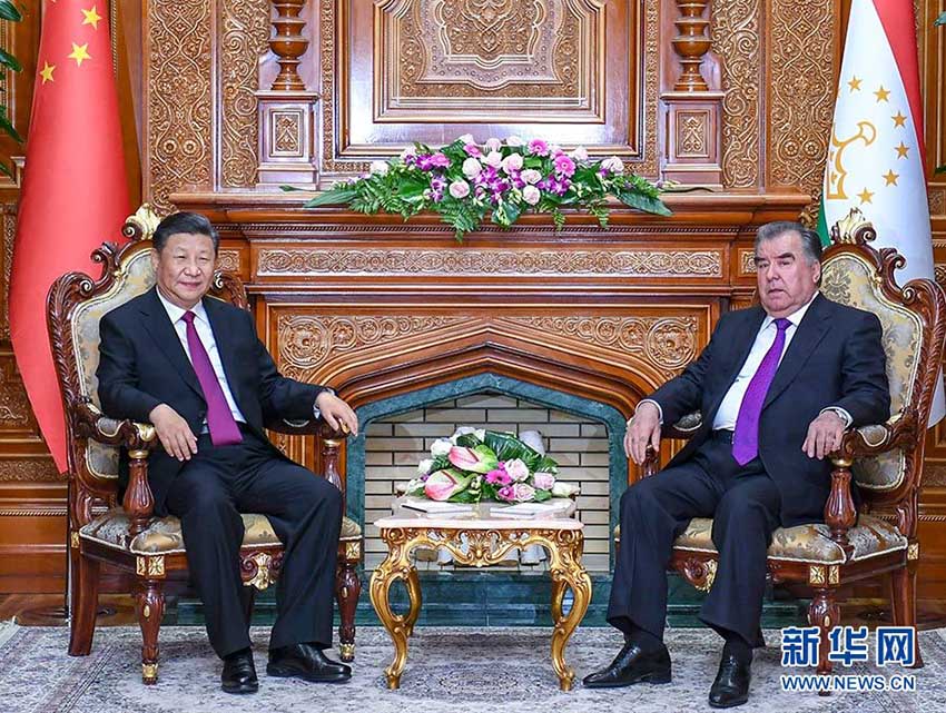 6月15日、タジキスタンの首都ドゥシャンベでラフモン大統領と会談した習近平国家主席（撮影・謝環馳）。