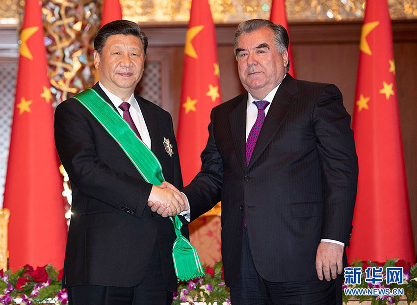 タジキスタンのラフモン大統領から「王冠勲章」を授与された習近平国家主席（撮影・沙達提）。 