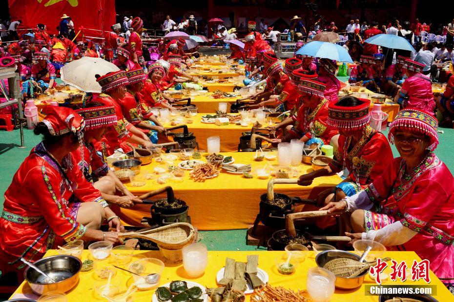 「油茶小鎮」で行われた「同時に油茶作りをした最多人数」のギネス世界記録挑戦イベントの様子（撮影・唐夢憲）。 