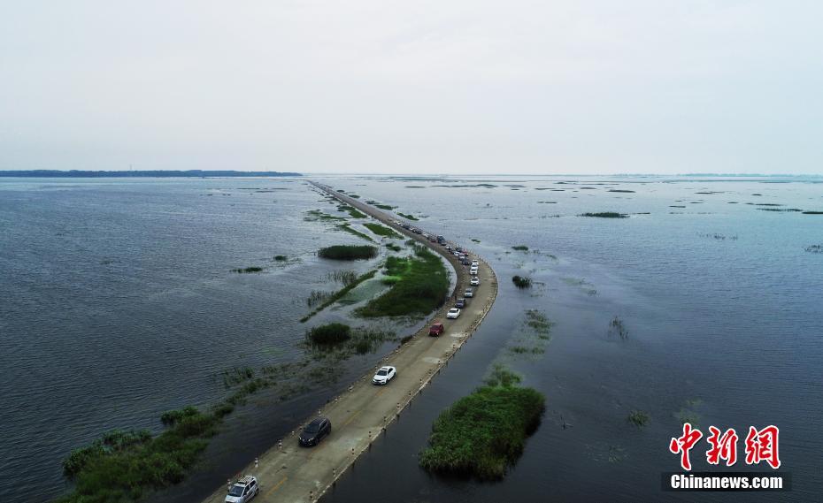 湖の水位が上昇して「水上道路」と化した道が話題に　江西省