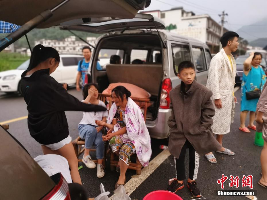 四川省長寧地震　地震発生から1日目の朝迎えた被災者たち