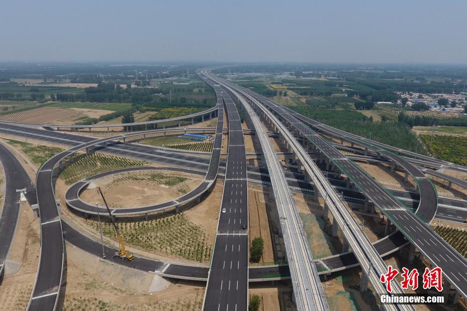 6月17日、北京大興空港高速道路と大興空港北線高速道路のインターチェンジ（撮影・崔楠）。