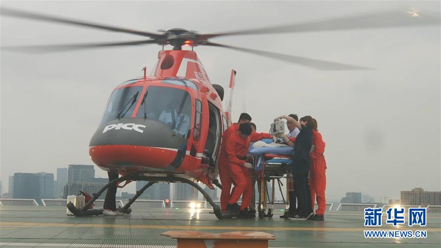 四川長寧地震の重傷者を救援ヘリ「空中120」で成都へ初の搬送