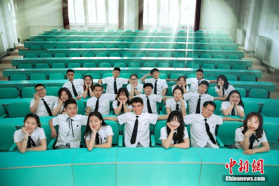 青海民族大学卒業生たちの青春に捧げるユニークな卒業フォト