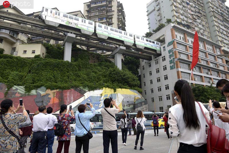 重慶観光の人気スポット「ビルを貫通するモノレール」は連日の賑わい