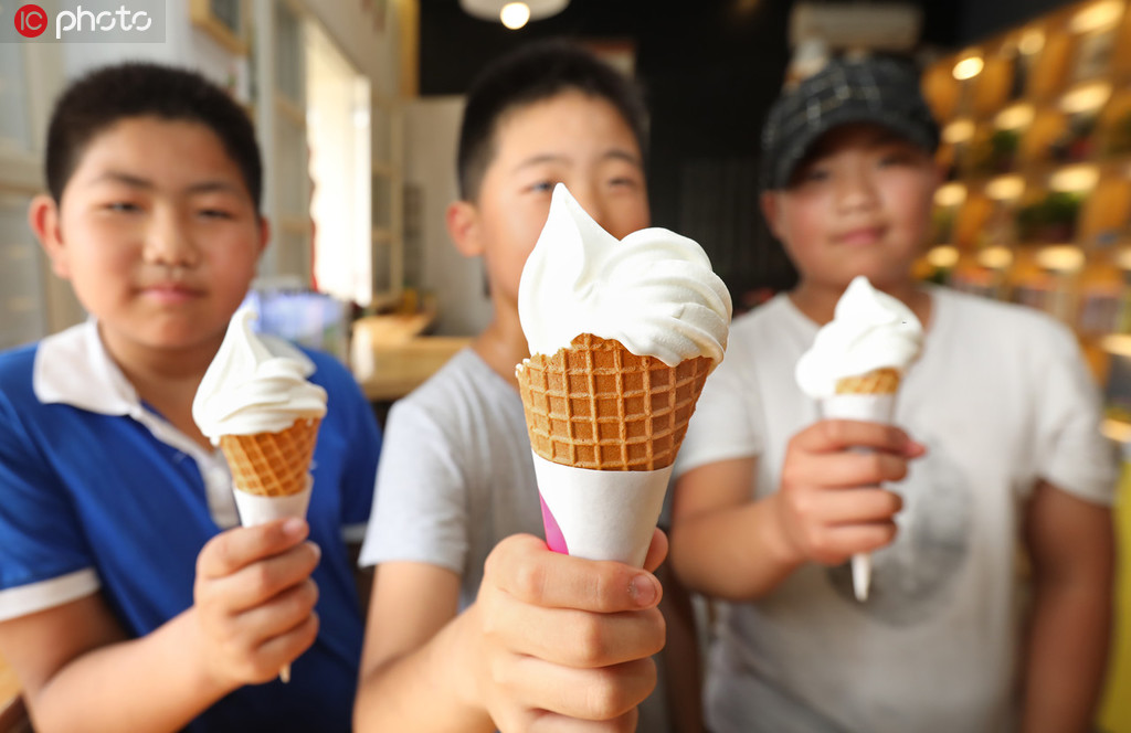 交換したアイスクリームを手にする子供たち（写真著作権は東方ICが所有のため転載禁止）。