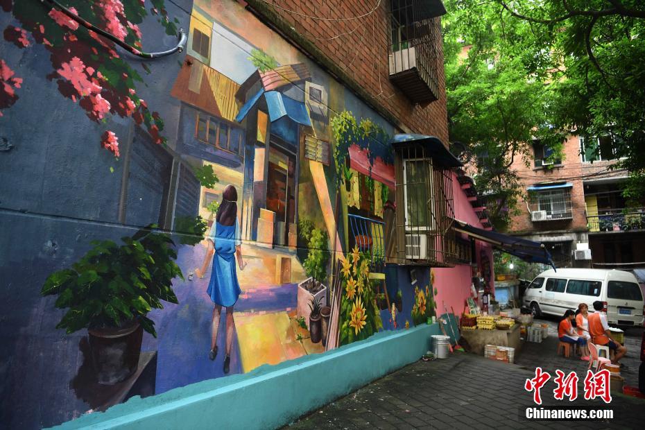 ウォールアート街に変身した重慶市の下町エリア（6月20日撮影・陳超）。 