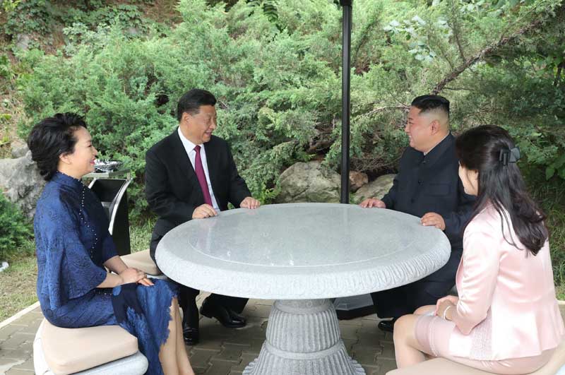習近平総書記は21日、朝鮮・平壌の錦綉山迎賓館で金正恩朝鮮労働党委員長と会談した。