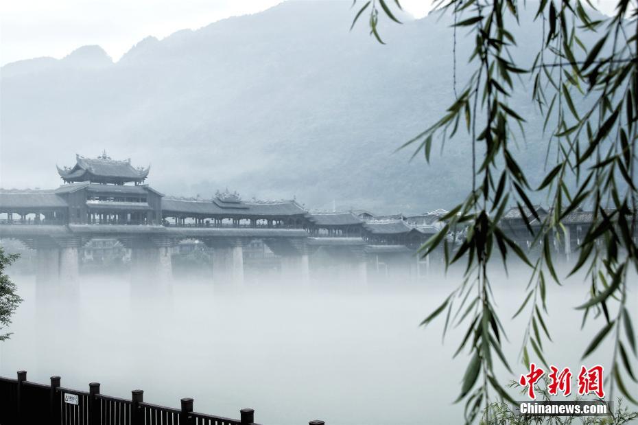 まるで水墨画の世界　川霧に浮かぶ重慶の古鎮「濯水」