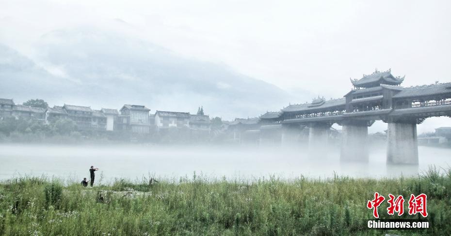 まるで水墨画の世界　川霧に浮かぶ重慶の古鎮「濯水」