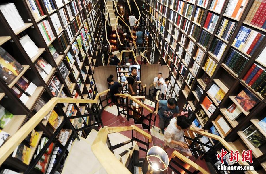「中国で最もよい書店」が北京でオープン　大勢のホワイトカラーが詰めかける