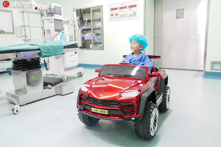 西安市新城区の西安中心病院で19日、おもちゃのオープンカーで手術室へ入っていく小児患者（写真著作権は東方ICが所有のため転載禁止）。