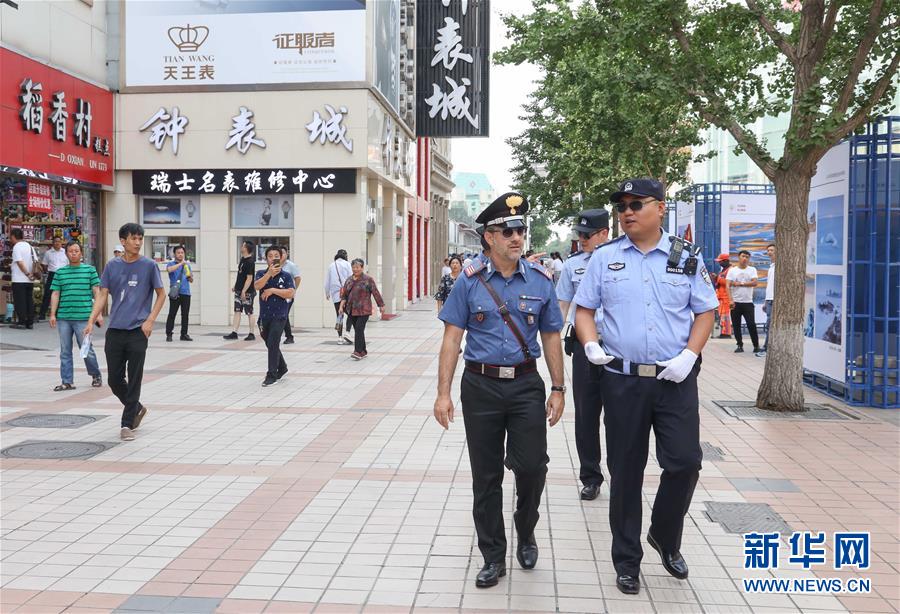 北京王府井で合同パトロールを行う中国とイタリアの警察（撮影・殷剛）