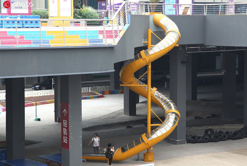 重慶市の鉄道交通3号線「魚洞」駅に設置された螺旋滑り台（写真著作権は東方ICが所有のため転載禁止） 