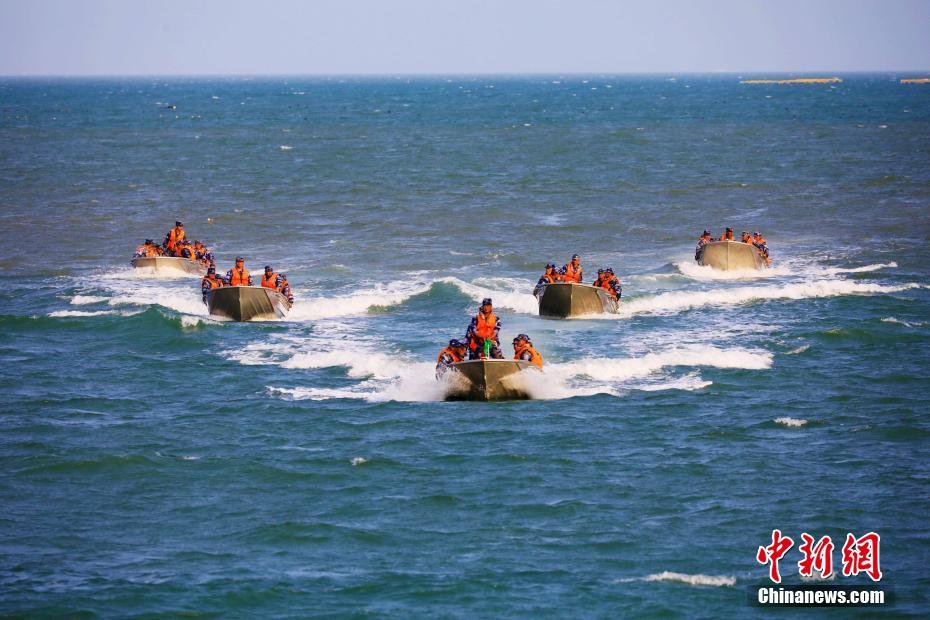 中国海軍海兵隊某旅団が突撃ボート操縦強化訓練