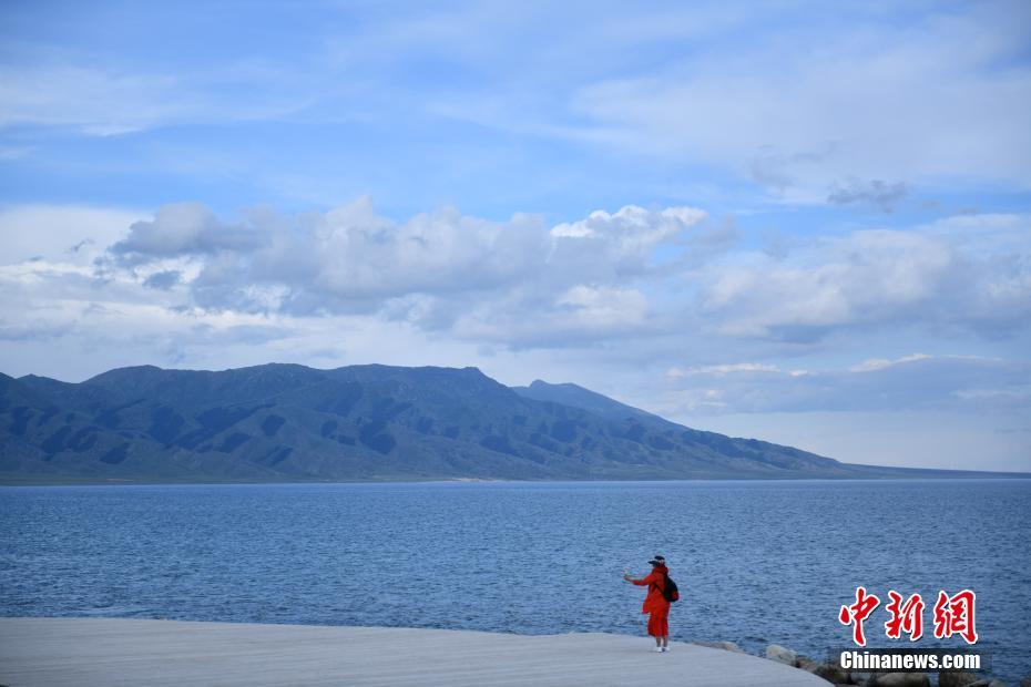 まるで絵ハガキのように美しい新疆サリム湖の夏景色