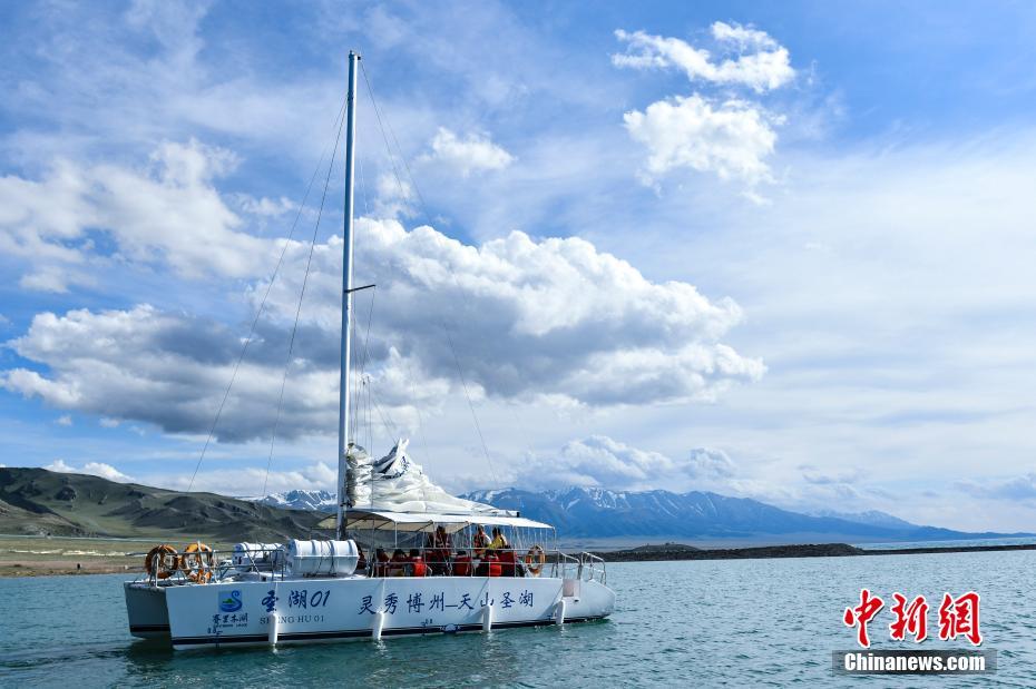 6月15日、遊覧船で湖面に出る観光客（撮影・張興龍）。