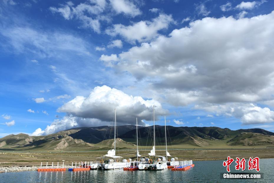 まるで絵ハガキのように美しい新疆サリム湖の夏景色