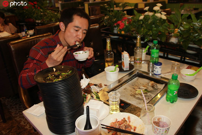 800食分のシーフードを食べきった重慶の若者（写真著作権は東方ICが所有のため転載禁止）。 