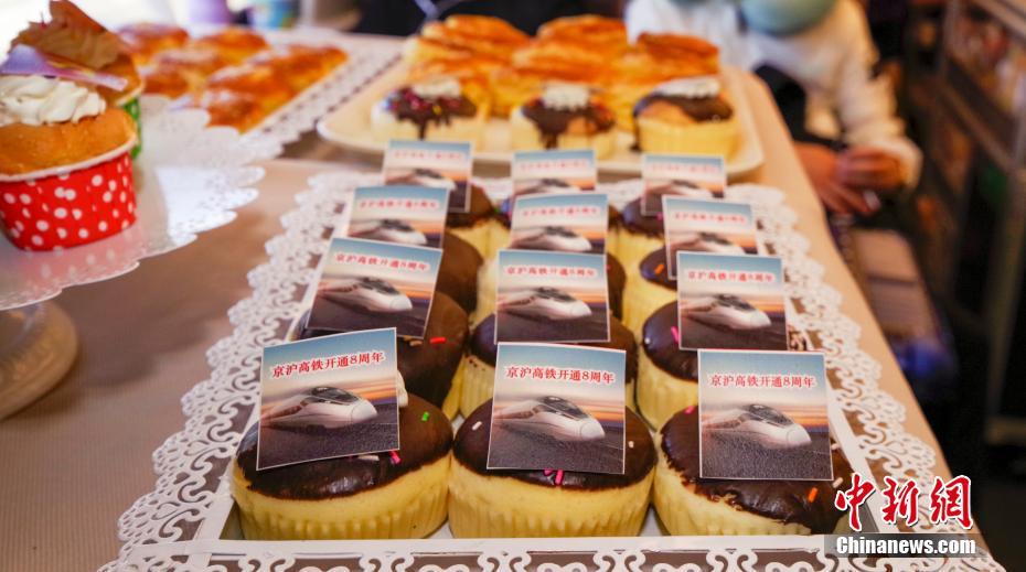 北京と上海結ぶ京滬高速鉄道の開通8周年記念し、乗客に特注ケーキ