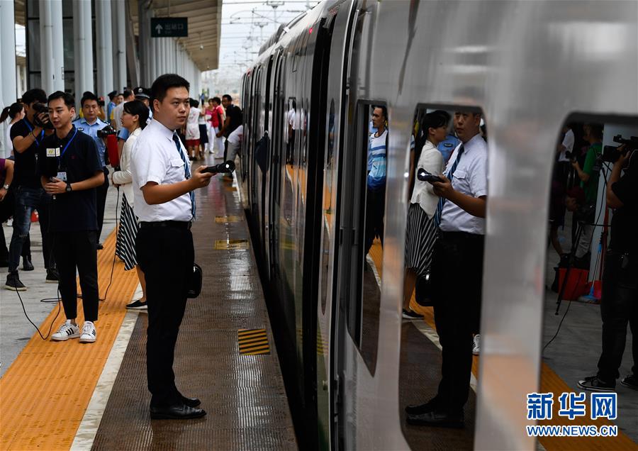海口の都市部と郊外を結ぶ鉄道が試験営業を開始　海南省