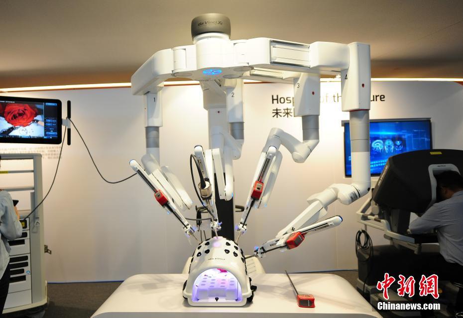 手術支援ロボット「ダヴィンチ」第4世代が夏季ダボス会議に登場