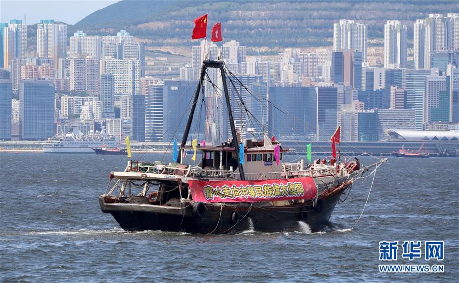 香港地区の祖国復帰22周年祝いビクトリア港巡る漁船